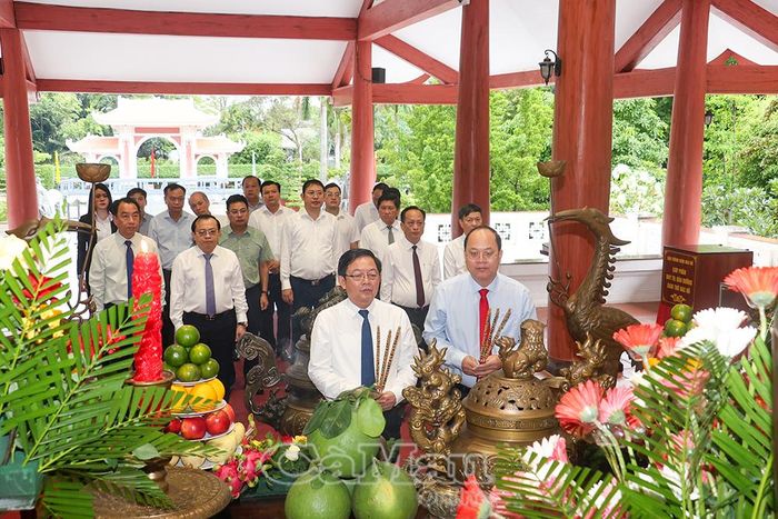Phó Thủ tướng Chính phủ Hồ Quốc Dũng (bên trái) và Bí thư Tỉnh uỷ Cà Mau Nguyễn Hồ Hải dâng hương gian thờ Chủ tịch Hồ Chí Minh.