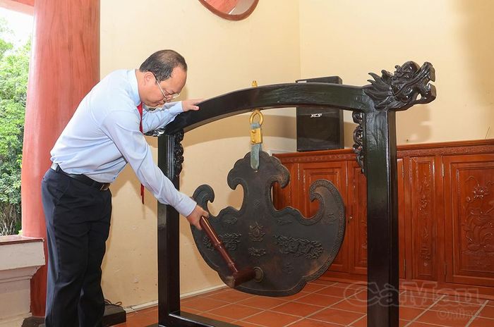 Trong không khí trang nghiêm, Phó Thủ tướng Chính phủ Hồ Quốc Dũng thỉnh 9 tiếng chuông; Bí thư Tỉnh uỷ Cà Mau Nguyễn Hồ Hải thỉnh 9 tiếng khánh, cầu mong quốc thái, dân an, đất nước ngày càng phát triển, phồn vinh.