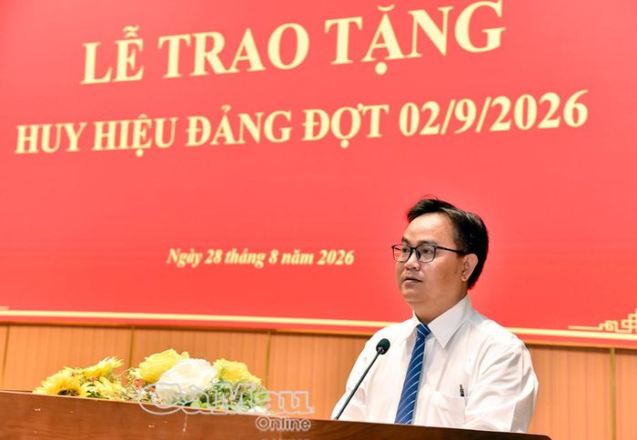 Phó Bí thư Thường trực Đảng uỷ phường Bạc Liêu Trương Công Điện phát biểu tại buổi lễ.