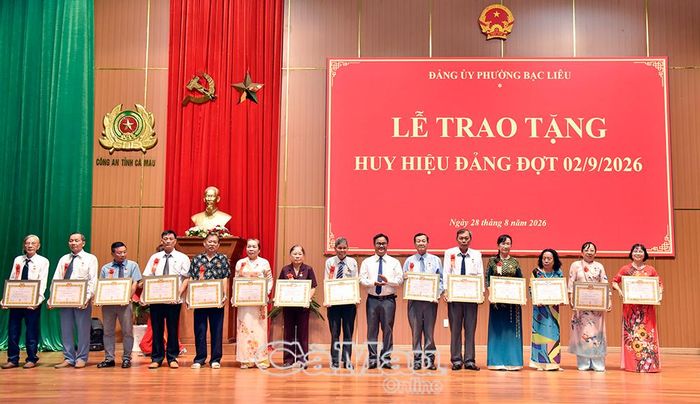 Phó Bí thư Thường trực Đảng uỷ phường Bạc Liêu Trương Công Điện trao Huy hiệu 35 năm tuổi Đảng đến các đảng viên.