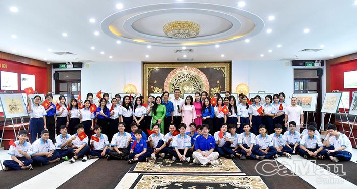 Đại biểu, đoàn viên, thanh niên chụp ảnh lưu niệm tại không gian trưng bày.
