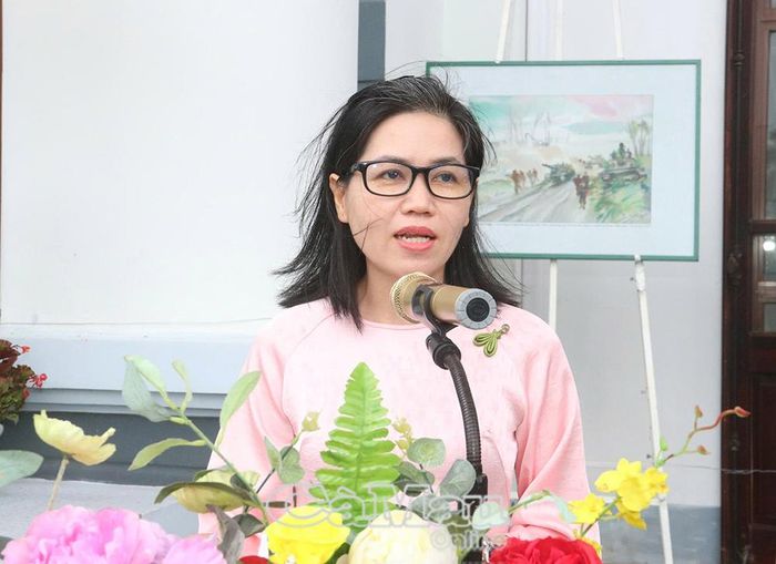 Bà Đinh Thị Thạch Ủng, Trưởng phòng Trưng bày - Giáo dục - Truyền thông, Bảo tàng Mỹ thuật Thành phố Hồ Chí Minh, giới thiệu giá trị của những tác phẩm ký hoạ được sáng tác trong những năm tháng chiến tranh.