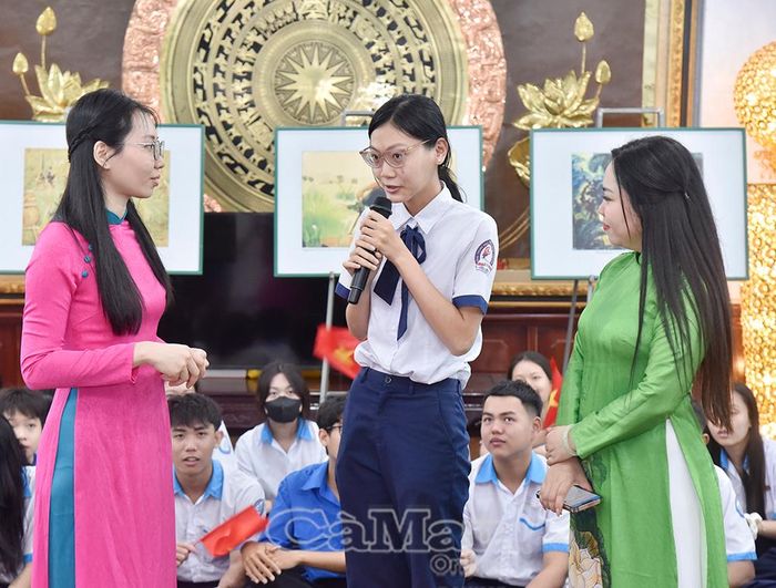 Học sinh tham gia trả lời câu hỏi tìm hiểu các tác phẩm tại không gian trưng bày.