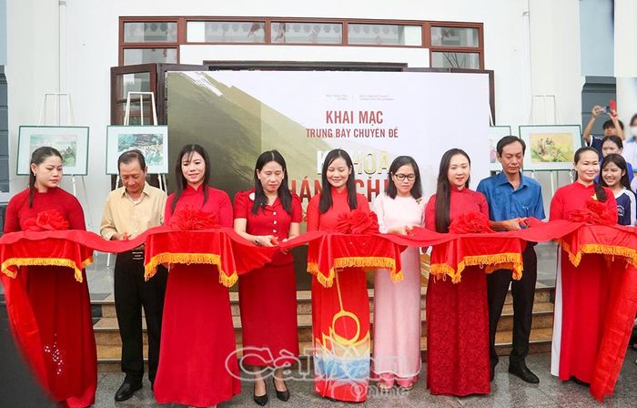 Đại biểu cắt băng khai mạc trưng bày “Ký hoạ kháng chiến - Những nét vẽ từ lịch sử”.