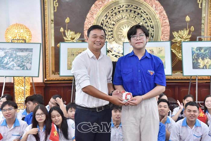 Anh Tạ Tuấn Vũ, Phó Bí thư Phường đoàn Hiệp Thành, trao quà cho đoàn viên tham gia hoạt động ngoại khoá.