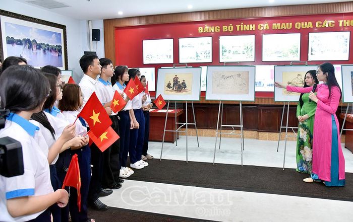 Thuyết minh viên Bảo tàng Mỹ thuật Thành phố Hồ Chí Minh giới thiệu các tác phẩm ký hoạ đến học sinh.