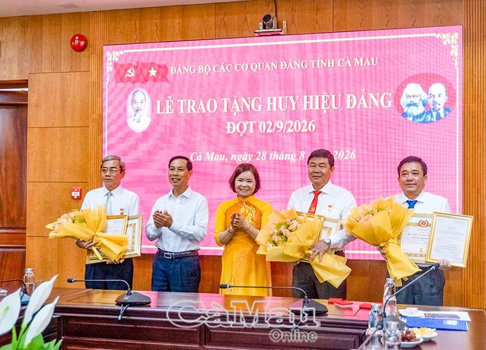 Đồng chí Trương Thị Phúc, Phó Bí thư chuyên trách Đảng uỷ các cơ quan Đảng tỉnh và đồng chí Huỳnh Chí Kiên, Uỷ viên Ban Thường vụ Đảng uỷ, Phó Trưởng ban Thường trực Ban Nội chính Tỉnh uỷ, trao Huy hiệu Đảng và tặng hoa chúc mừng các đảng viên nhận Huy hiệu 30 năm tuổi Đảng.