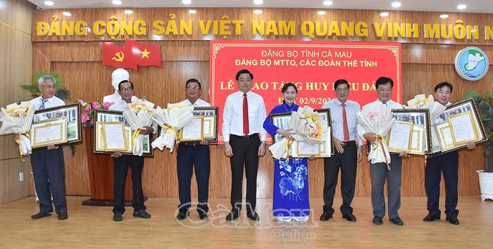 Đồng chí Phạm Minh Luyến, Phó Bí thư Đảng uỷ MTTQ, các đoàn thể tỉnh và đồng chí Trương Dũng Tiến, Phó Chủ tịch Uỷ ban MTTQ Việt Nam tỉnh Cà Mau, 