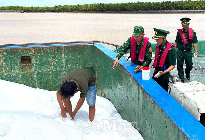Lấy mẫu phân Urê để gửi giám định theo quy định của pháp luật.