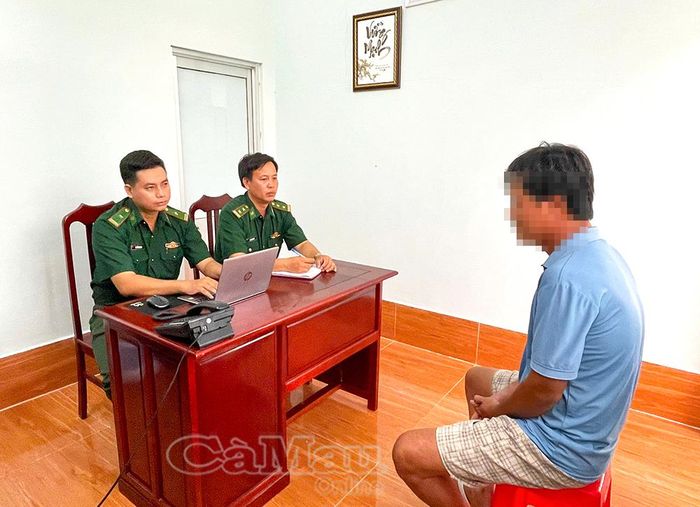 Cán bộ Đồn Biên phòng Gành Hào làm việc với thuyền trưởng sà lan LA-08708.