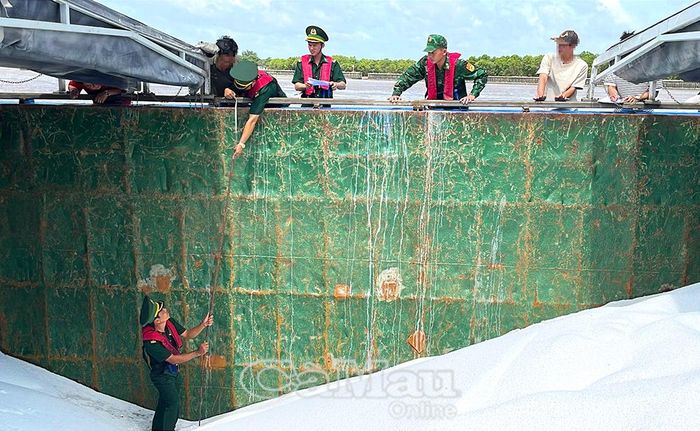 Lực lượng chức năng kiểm tra số phân Urê trên sà lan LA-08708.