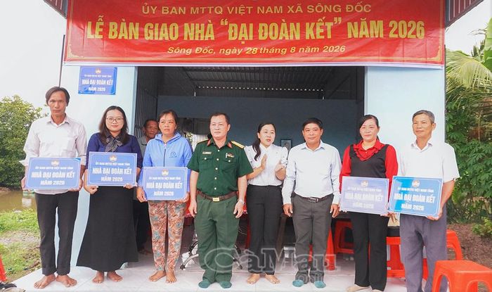 Đại diện chính quyền địa phương và các ngành trao bảng bàn giao nhà Đại đoàn kết cho các hộ gia đình.