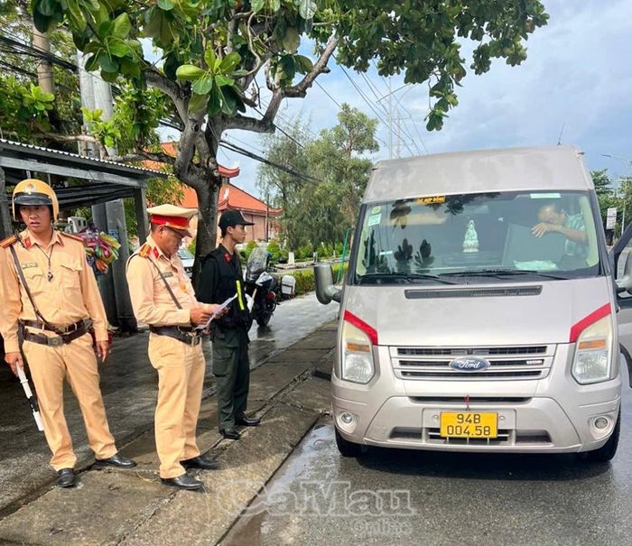 Đội CSGT đường bộ số 2 khu vực Bạc Liêu kiểm tra một phương tiện xe hợp đồng vận tải.