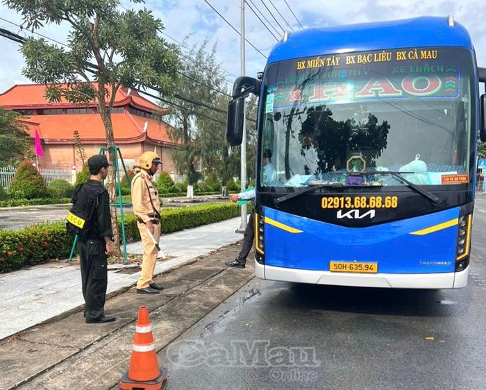 Lực lượng CSGT kiểm tra xe khách tuyến cố định lưu thông trên Quốc lộ 1.