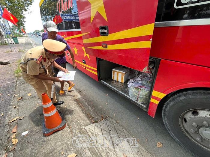 Lực lượng chức năng kiểm tra khoang hành lý xe khách, bảo đảm chấp hành quy định vận tải.