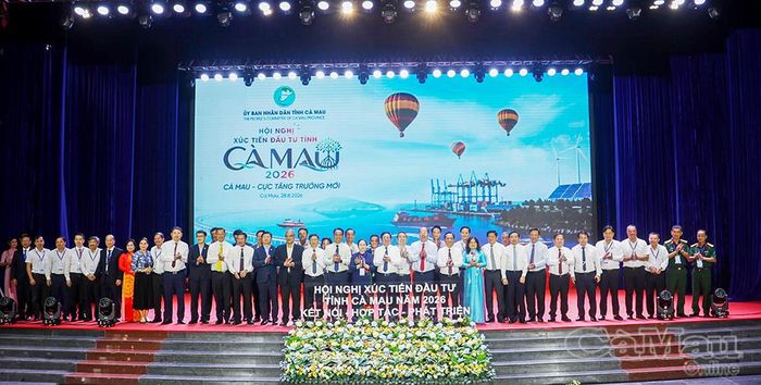 Lãnh đạo Trung ương cùng lãnh đạo tỉnh Cà Mau và các doanh nghiệp chụp ảnh lưu niệm tại hội nghị.