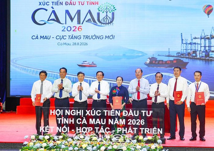 Phó Thủ tướng Chính phủ Hồ Quốc Dũng cùng lãnh đạo tỉnh Cà Mau và các nhà đầu tư chụp ảnh lưu niệm sau lễ ký kết biên bản ghi nhớ hợp tác đầu tư giữa UBND tỉnh Cà Mau với Tập đoàn Xuân Thiện, Tập đoàn T&T và Công ty TNHH Đầu tư Xây dựng và Thương mại Phương Anh.