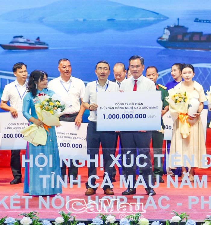 Ban Thường trực Uỷ ban MTTQ Việt Nam tỉnh Cà Mau tiếp nhận đóng góp an sinh xã hội từ đại diện Công ty cổ phần thuỷ sản công nghệ cao GROWMAX.