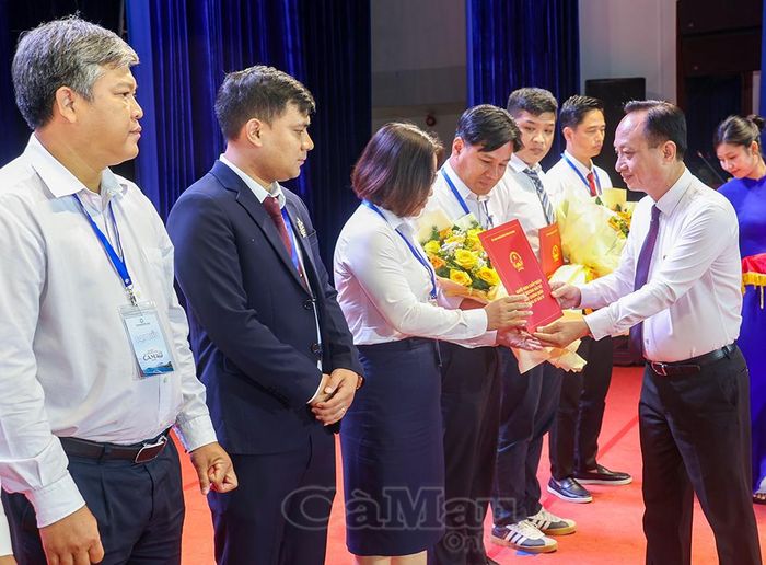Đồng chí Phạm Văn Thiều, Phó Bí thư Tỉnh uỷ, Chủ tịch HĐND tỉnh Cà Mau, trao quyết định chấp thuận chủ trương đầu tư, giấy chứng nhận đăng ký đầu tư và giấy chứng nhận cam kết đầu tư cho đại diện các doanh nghiệp.