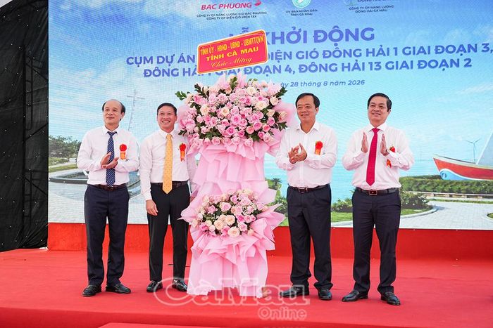 Phó Bí thư Thường trực Tỉnh uỷ Huỳnh Quốc Việt (thứ hai từ phải sang) và Phó Chủ tịch UBND tỉnh Huỳnh Chí Nguyện (bìa phải) tặng hoa chúc mừng các nhà đầu tư khởi động dự án.