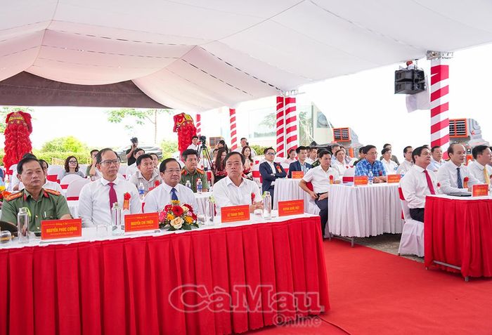 Các đồng chí lãnh đạo tỉnh và đại biểu tham dự lễ khởi động cụm dự án điện gió tại xã Đông Hải.