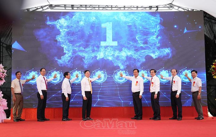 Lãnh đạo tỉnh Cà Mau, xã Long Điền và Đông Hải cùng nhà đầu tư thực hiện nghi thức khởi động cụm dự án điện gió.