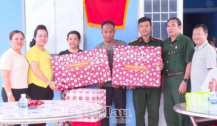  Đồng chí Hồ Thị Trúc Giang, Phó Bí thư Thường trực Đảng uỷ phường Chợ Quán (Thành phố Hồ Chí Minh), trao tặng các phần quà cho gia đình ông Nguyễn Văn Đỏ.