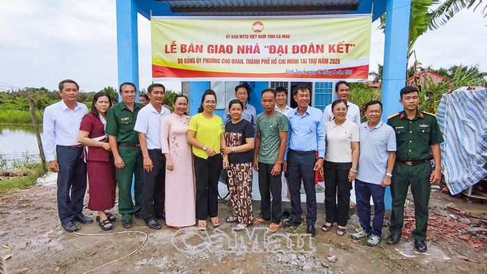  Lãnh đạo các đơn vị, địa phương chụp ảnh lưu niệm cùng gia đình ông Nguyễn Văn Đỏ.