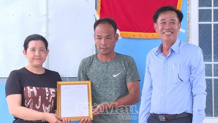  Đồng chí Lê Hoàng Vinh, Phó Bí thư Thường trực Đảng uỷ phường Vĩnh Trạch, trao quyết định bàn giao nhà cho gia đình ông Nguyễn Văn Đỏ.