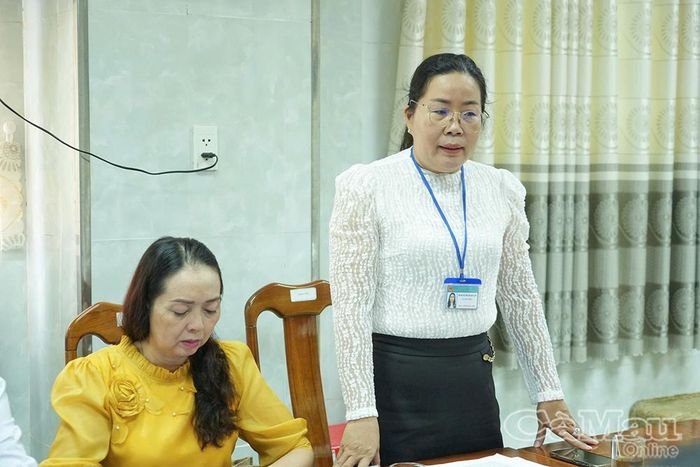 Giám đốc Bệnh viện Y Dược cổ truyền - Phục hồi chức năng Huỳnh Thị Kim Liên báo cáo tình hình cơ sở vật chất và nguồn nhân lực của bệnh viện.