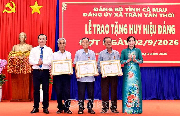 Phó Chủ tịch Thường trực HĐND tỉnh Lê Thị Nhung và Bí thư Đảng uỷ xã Trần Văn Thời Nguyễn Thế Châu trao Huy hiệu 55 năm và 45 năm tuổi Đảng cho các đảng viên cao niên.