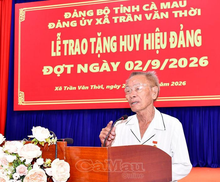 Đại diện các đảng viên cao niên phát biểu tại buổi lễ, đồng chí Nguyễn Việt Trung bày tỏ xúc động khi được nhận phần thưởng cao quý của Đảng.