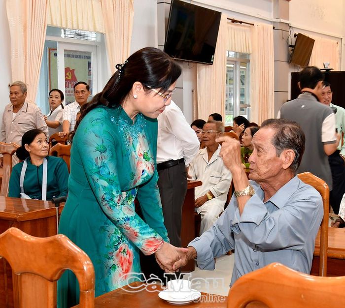 Phó Chủ tịch Thường trực HĐND tỉnh Lê Thị Nhung ân cần thăm hỏi các đảng viên cao niên tại lễ trao tặng Huy hiệu Đảng.