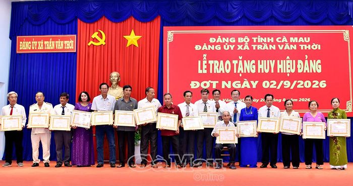  Đợt 2/9/2026, Đảng uỷ Xã Trần Văn Thời tổ chức trao Huy hiệu Đảng cho hơn 100 đảng viên cao niên trên địa bàn.