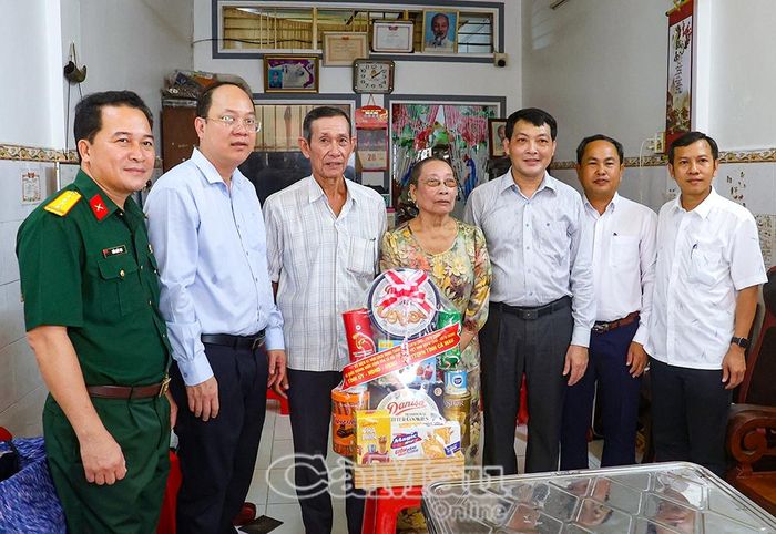 Bí thư Tỉnh uỷ Nguyễn Hồ Hải trao quà của Tỉnh uỷ, HĐND, UBND, Uỷ ban MTTQ Việt Nam tỉnh Cà Mau đến thương binh Điệp Văn Hội.