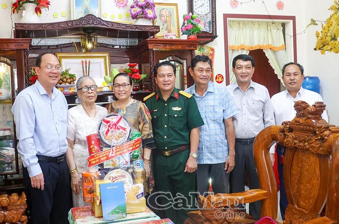 Bí thư Tỉnh uỷ Nguyễn Hồ Hải và các thành viên đoàn công tác tỉnh trao tặng phần quà tri ân, chụp ảnh lưu niệm cùng Mẹ Việt Nam anh hùng Trần Thị Khanh và gia đình.