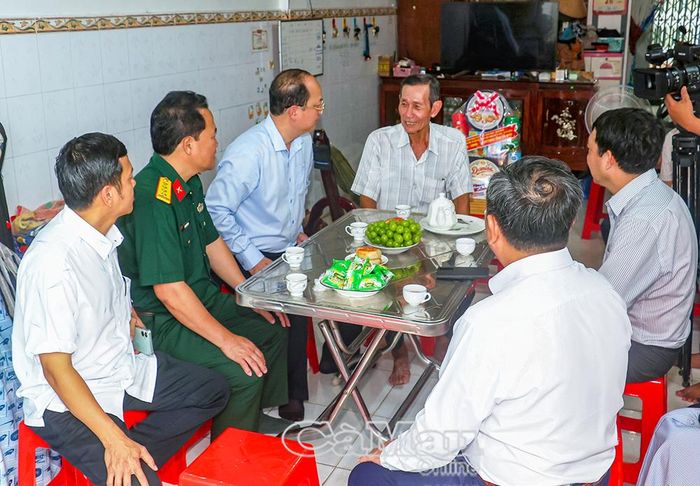 Bí thư Tỉnh uỷ Nguyễn Hồ Hải cùng các thành viên đoàn thăm hỏi thương binh Điệp Văn Hội.