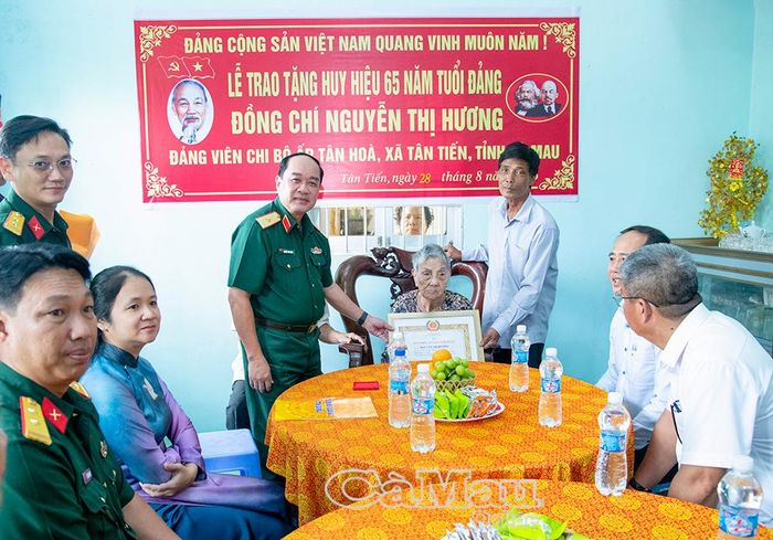 Thiếu tướng Nguyễn Văn Ngành trao Huy hiệu 65 năm tuổi Đảng cho đảng viên Nguyễn Thị Hương (ấp Tân Hoà, xã Tân Tiến).