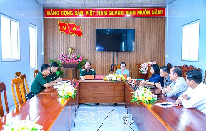 Thiếu tướng Nguyễn Văn Ngành làm việc với Ban Thường vụ Đảng uỷ Xã Nguyễn Việt Khái.