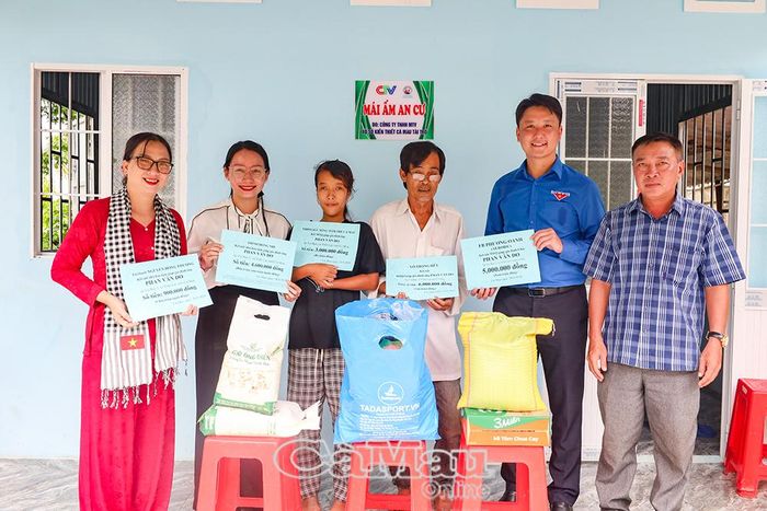 Tại buổi bàn giao nhà, đại diện các nhóm thiện nguyện trao tặng gần 20 triệu đồng cùng nhu yếu phẩm cho gia đình ông Phan Văn Do.