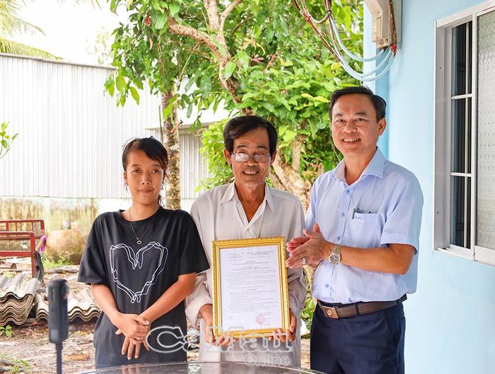 Đồng chí Trần Anh Thi, Bí thư Đảng uỷ xã Vĩnh Lợi, trao quyết định bàn giao nhà cho ông Phan Văn Do (ấp Trà Ban 2).