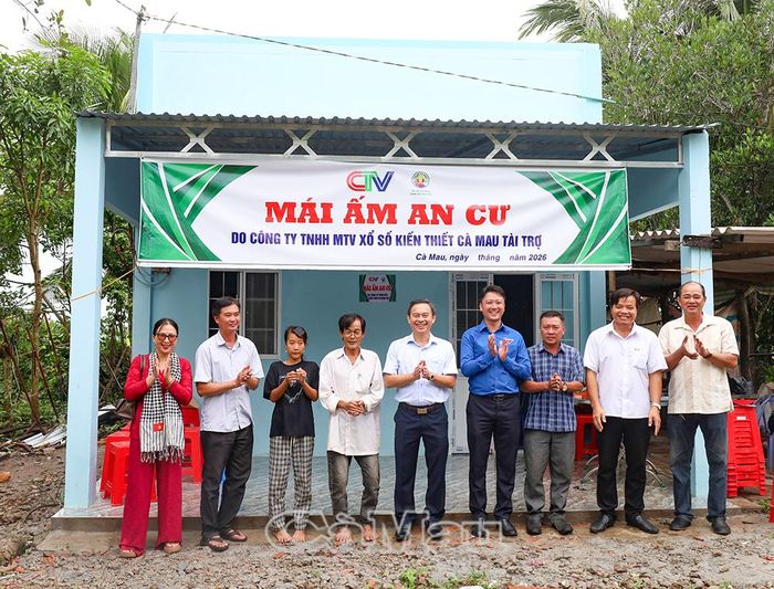 Lãnh đạo địa phương và các nhà hảo tâm chúc mừng gia đình ông Phan Văn Do trong ngày nhận nhà mới.