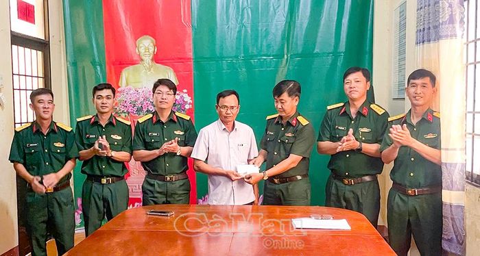 Đại diện Đội tìm kiếm, quy tập hài cốt liệt sĩ (lâm thời) trao tiền bồi dưỡng theo quy định cho ông Nguyễn Hoàng Văn.