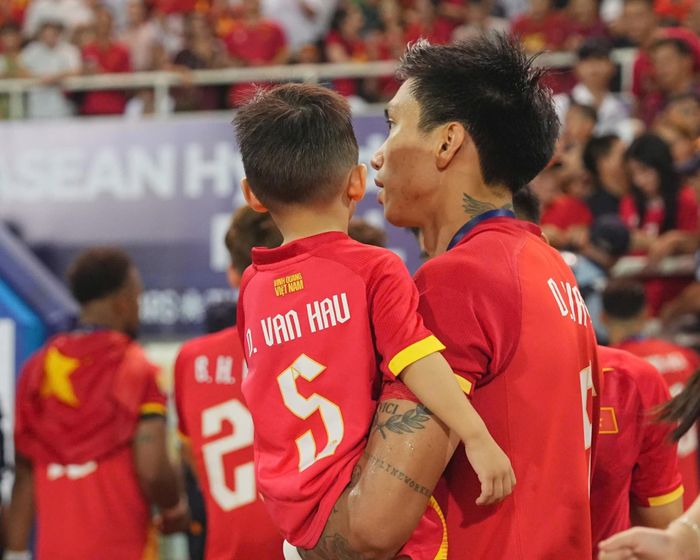 Văn Hậu bế con xuống sân ăn mừng