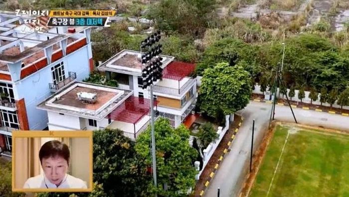 Năm 2025, Đài Truyền hình Quốc gia Hàn Quốc KBS từng thực hiện một phóng sự ghi lại không gian sống của HLV Kim Sang Sik sau khi ông nhận nhiệm vụ tại Việt Nam.