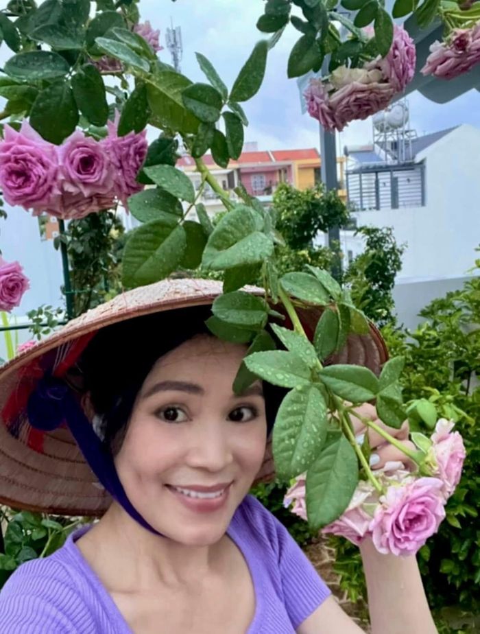 Vợ chồng nam nghệ sĩ thường xuyên chăm sóc, trồng thêm nhiều loại cây ăn trái và hoa cỏ, tạo nên không gian gần gũi với thiên nhiên