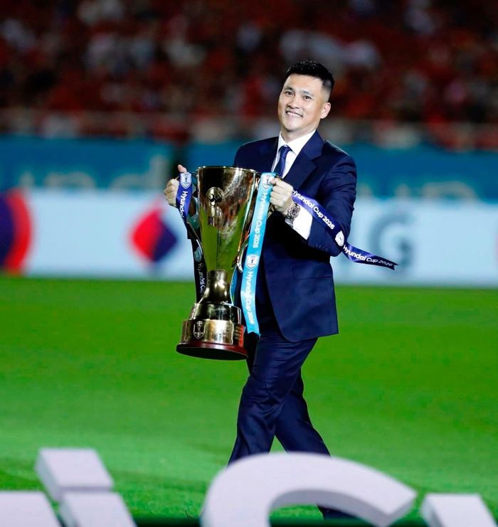 Công Vinh vinh dự được lựa chọn rước cúp vô địch ASEAN Cup 2026 (Ảnh: FBNV)