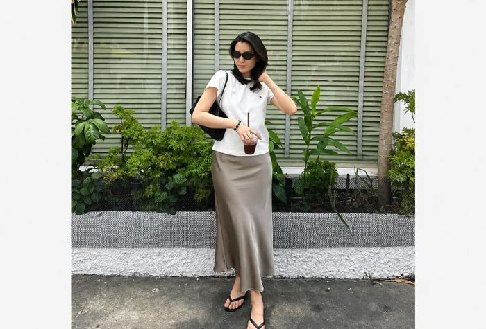 Công thức phối chân váy lụa + áo thun cơ bản