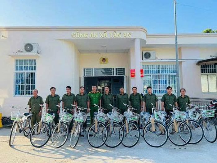 Trung tá Trang Hoàng Vân - Trưởng Công an xã Tân An, tỉnh An Giang - trao xe đạp cho lực lượng tham gia bảo vệ an ninh trật tự ở cơ sở