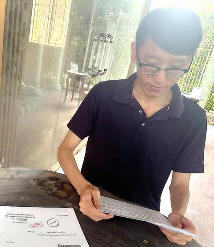 Anh Nguyễn Trường Toàn phấn khởi khi nhận được QĐ kháng nghị của Chánh án TAND Tối cao